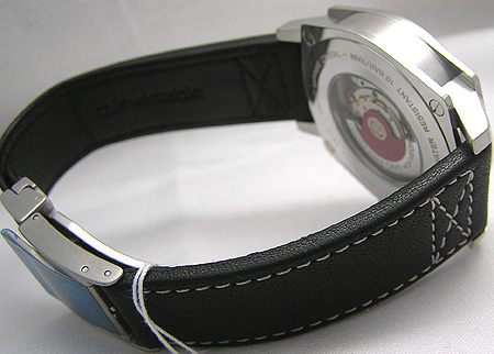 ��p�J�[�t���U�[�̓z���C�g�X�e�b�`���{����Ă��܂��B