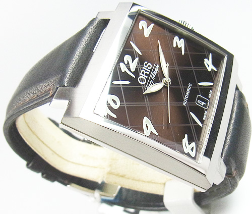 �����́A�f�B�W�[���D��Œ��p���Ă����X�[�c�����C���[�W���A�΂߂̊i�q�Ȃ��z���ꂽ�V�b�N�ȃ_�[�N�u���E��