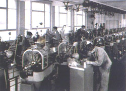 1910−1982年当時の工場内